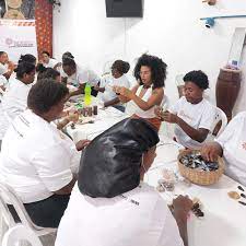 Conheça o Sururuelas, projeto de comunidade quilombola na Bahia que transforma casca de mariscos em biojoias